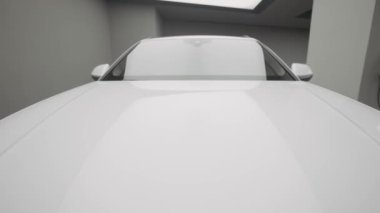 Arabanın beyaz gövdesi. Başla. Penceresi, aynaları ve güzel, temiz bir vücudu olan parlak bir araba. Işıklı güzel bir yerde duruyor..