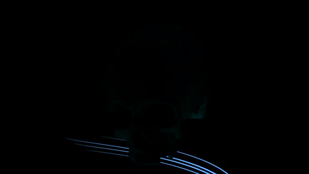 Abstrato crânio humano gradiente azul e rosa cercado por linhas espirais. Desenho. Crânio colorido com raios brilhantes pendurados e se movendo para cima e para baixo. — Vídeo de Stock