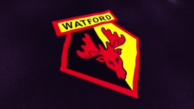Soyut Watford Futbol Kulübü bayrağı, kızıl saçlı bir geyik. Hareket. Rüzgarda sallanan kusursuz bir logosu olan İngiliz profesyonel futbol kulübü. Sadece yazı işleri için.. 