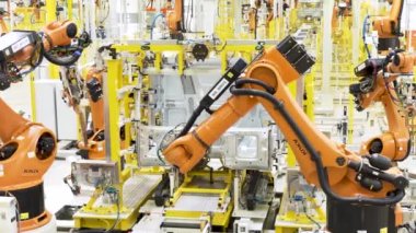 Makine parçaları üretiminde robot teknolojisi. Sahne. Robot makineler çelik bağlayıcılar ve parçalar üzerinde çalışıyor. Robot kollu makine veya parçaların üretimi