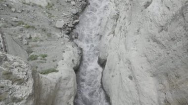 Dağ şelalesi. Başla. Dağların üzerinden akan su damlalarıyla ince dereler ve düşüşler..