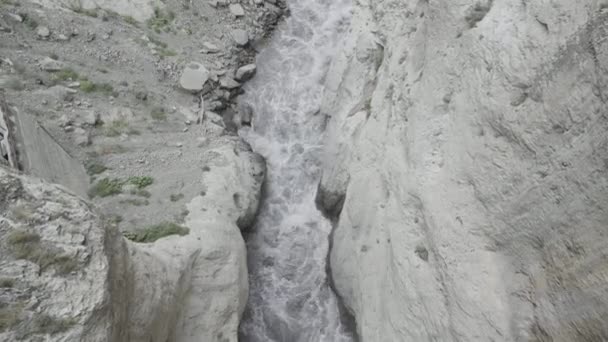Καταρράκτης βουνού. Πάμε. Λεπτά ρυάκια με σταγόνες νερού τρέχουν πάνω από τα βράχια του βουνού και πέφτουν. — Αρχείο Βίντεο