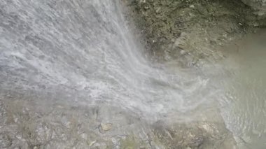 Dağ şelalesi. Başla. Dağların üzerinden akan su damlalarıyla ince dereler ve düşüşler..