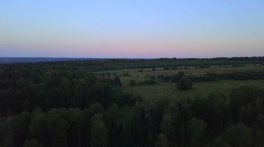 Karışık ormanın üzerinde hava aracı görüntüsü. Şarjör. Sonsuz ağaç tepelerinin üzerinde uçmak, güzel gökyüzü arka planında doğal manzara.