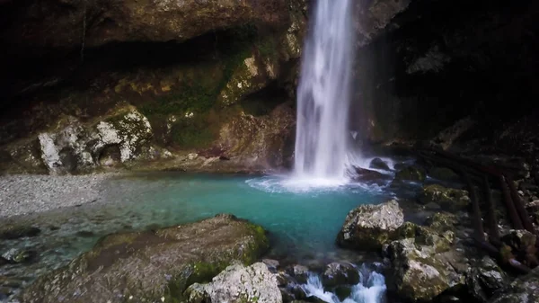 Cachoeira romântica com bela água azul-turquesa. Clipe. Paraíso como a pitoresca cachoeira de verão perto da rocha cercada por pedras. — Fotografia de Stock
