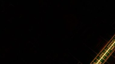 Siyah arkaplanda ışın taranıyor. Tasarım. Siyah arkaplanın arkasında hareket eden ışın deseni görülüyor. Ray karanlığı kesiyor ve desen gösteriyor