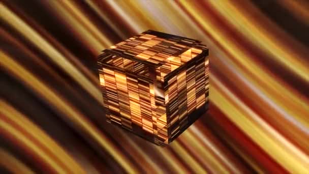 Abstract gouden kubus uit elkaar vallen op gloeiende zonnestralen achtergrond. Beweging. Digitale glanzende doos met reflecterend oppervlak. — Stockvideo