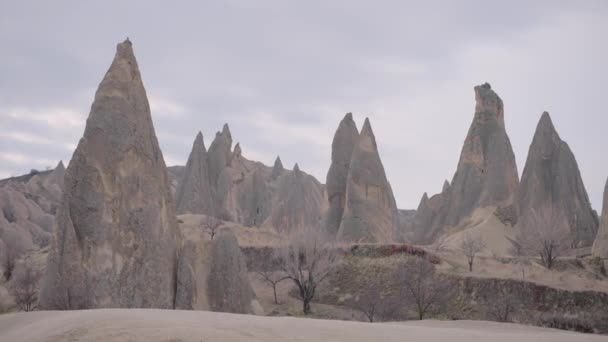 Vue aérienne des étonnantes formations rocheuses dans les profondes vallées de Cappadoce, Turquie. L'action. Des piliers de pierre insolites, la beauté de la nature. — Video