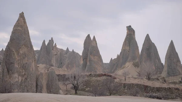 Vista aérea de las increíbles formaciones rocosas en los profundos valles de Capadocia, Turquía. Acción. Pilares de piedra inusuales, belleza de la naturaleza. — Foto de Stock