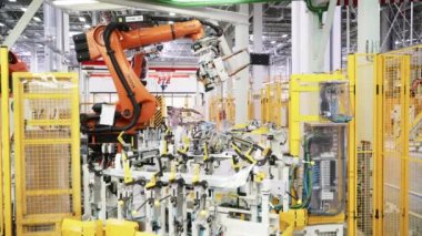 Saint Petersburg - Rusya, 12.24.2021: modern bir teknoloji fabrikasının iç detayları. Sahne. Yeni atölyenin içinde robot ekipmanı.