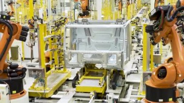 Üretim fabrikasında yeni otomatik makineler. Sahne. Makine üretiminde robot makineler. Fabrikadaki robotik makinelerin son teknolojileri.