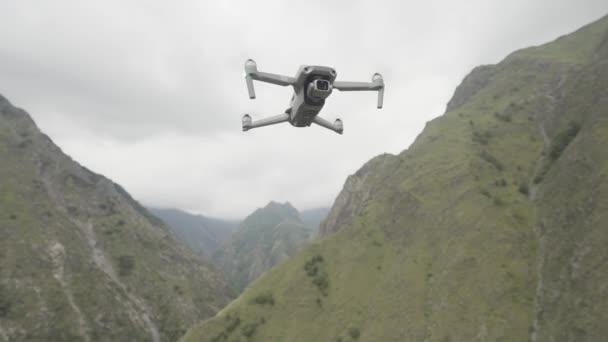 Krajobraz dronów powietrznych zielonych górskich krajobrazów. Akcja. Fantastyczne dzikie skały i malownicze stoki w letni dzień z latającym quadrocopterem. — Wideo stockowe