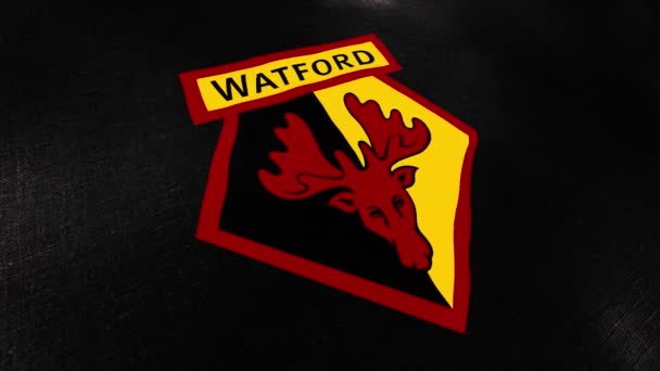 Bandera abstracta del Watford Football Club con la cabeza roja de un ciervo. Moción. Inglés club de fútbol profesional con un logotipo balanceándose en el viento, bucle sin fisuras. Únicamente para uso editorial. — Vídeos de Stock