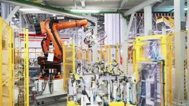 Saint Petersburg - Rusya, 12.24.2021: modern bir teknoloji fabrikasının iç detayları. Sahne. Yeni atölyenin içinde robot ekipmanı.