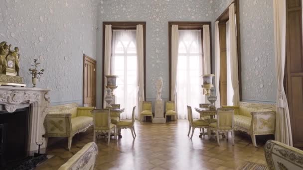 Güzel bir saray odası. Aksiyon. Güzel estetik mobilyaları ve pencereden gelen parlak ışığı olan aristokratik bir yer.. — Stok video
