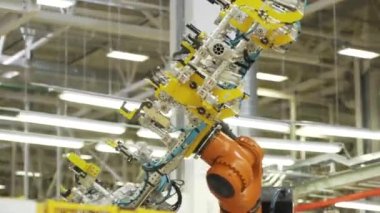 Yeni teknolojiler ve makineler üretildi. Sahne. Otomobil parçaları üretiminde robotik ekipman. Yedek parça ve makine üretiminde son teknolojiler