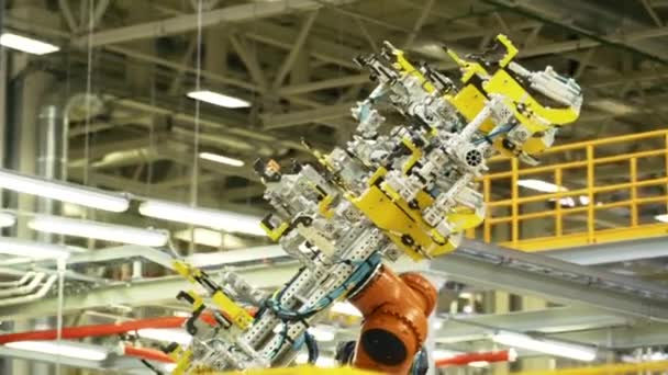 새로운 기술 과 기계가 생산되고 있습니다. 장면. 자동차 부품 생산에 사용되는 로봇 장치. 예비 부품 과 기계를 생산하는 최신 기술 — 비디오