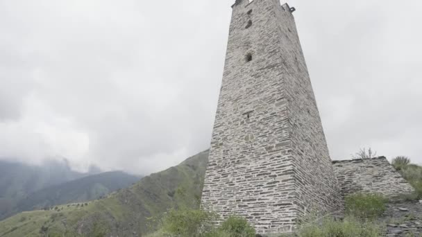 Medieval towers in mountains in summer. Action. Nature reserve with medieval stone towers in mountains. Beautiful defensive towers of medieval architecture in mountains on background cloudy sky — 图库视频影像