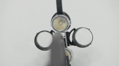 Diş aletlerini kapatın. Tıp ve dişçilik kavramı. Başla. Dürbün ekipmanı beyaz bir duvar arka planında izole edildi.