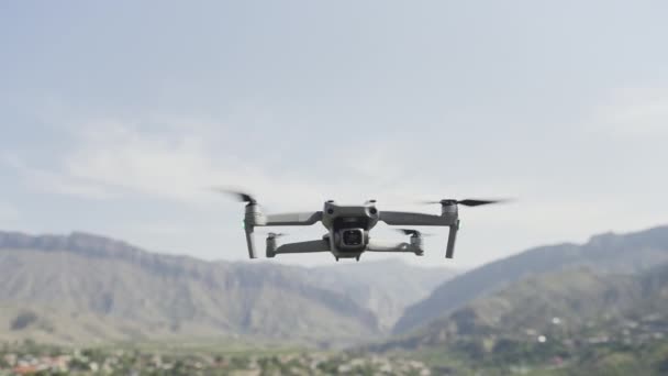 Egy repülő drón a természet felett. Felvétel. Egy kis eszköz a természet magasságából fotózáshoz, amely videókat forgat és forgat a gyönyörű hegyek előtt nappal.. — Stock videók