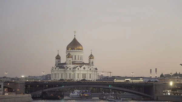 Luchtfoto van prachtige oude kathedraal gebouw en Moskou rivier op zonsondergang hemel achtergrond. Actie. Grote kerken met gouden koepels en de brug, concept van architectuur. — Stockfoto