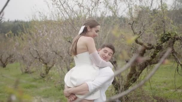 Svatební fotografie. Akce. Svatba v přírodě se dvěma mladými a krásnými lidmi, některé jsou fotografovány v lese a jiné vedle auta a nevěsta v brýlích. — Stock video