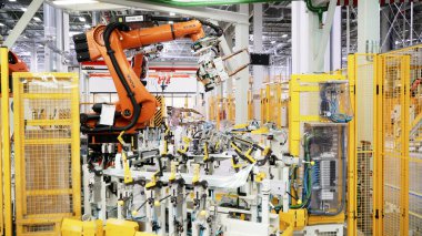 Saint Petersburg - Rusya, 12.24.2021: modern bir teknoloji fabrikasının iç detayları. Sahne. Yeni atölyenin içinde robot ekipmanı.