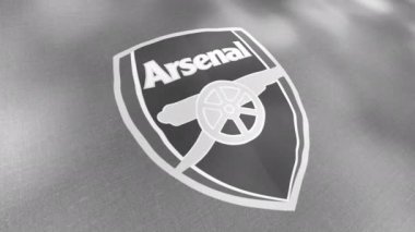 Arsenal futbol takımının logosu olan bayrak sallıyor, yakın plan. Hareket. Siyah ve beyaz profesyonel İngiliz futbol kulübü bayrağı, kusursuz döngü. Sadece yazı işleri için..