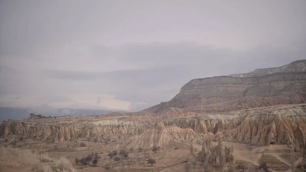 Ovanifrån av vacker utsikt över ravinen. Börja. Vacker utsikt över stenig ravin i molnigt väder. Rocky Valley på bakgrunden av molnig himmel — Stockfoto