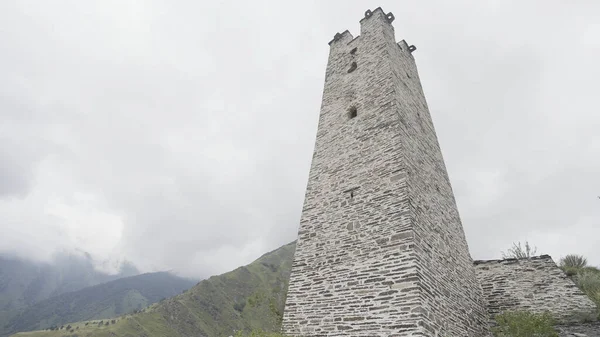 Středověké věže v horách v létě. Akce. Přírodní rezervace se středověkými kamennými věžemi v horách. Krásné obranné věže středověké architektury v horách na pozadí oblačné oblohy — Stock fotografie