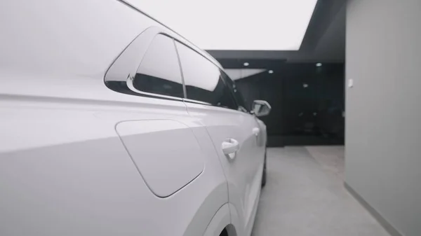 Πλευρική άποψη του νέου λευκού αυτοκινήτου στο κατάστημα. Πάμε. Όμορφη εμφάνιση του νέου λευκού αυτοκινήτου στο σαλόνι πωλήσεων. Κομψό μακρύ αυτοκίνητο προς πώληση — Φωτογραφία Αρχείου