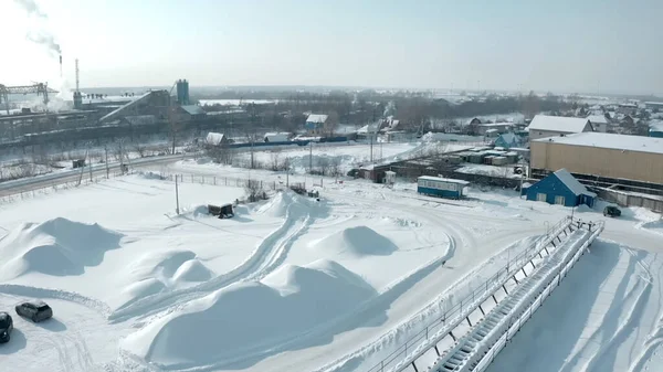 Winter vogels-oog zicht. Een knip. Een grote kraan in productie staat naast de stad en de weg waarop de auto 's rijden — Stockfoto