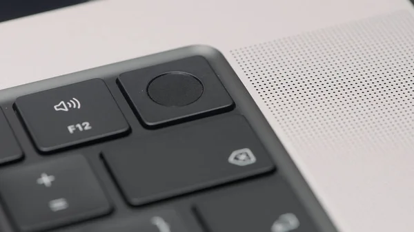 Extremo primer plano de teclado negro y portátil de plata. Acción. Botones de un teclado portátil. — Foto de Stock