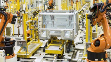 Üretim fabrikasında yeni otomatik makineler. Sahne. Makine üretiminde robot makineler. Fabrikadaki robotik makinelerin son teknolojileri.