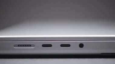 Gri laptop. Başla. Dizüstü bilgisayarın parçalarının tüm bağlantılarıyla detaylı çekimleri .