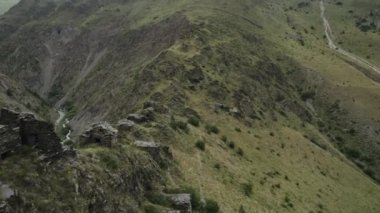Ağaçlarla kaplı yeşil yaz tepelerinin havadan görünüşü. Başla. Yeşillik ve dağlarla nefes kesici doğal manzara.
