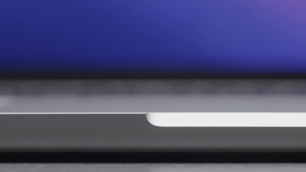 Un portatile grigio. Azione. Sparatoria dettagliata di parti del computer portatile con tutti i suoi connettori . — Video Stock