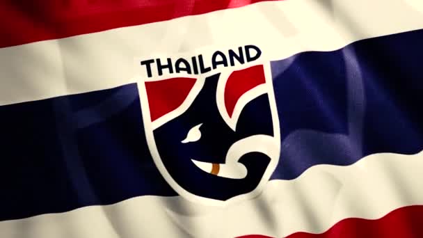 Bela bandeira em desenvolvimento brilhante do time de futebol da Tailândia. Moção. Bandeira da equipe de futebol com cor azul vermelha e branca em close-up. Apenas para uso editorial — Vídeo de Stock