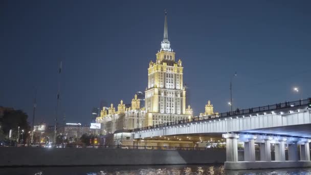 Moscovo 2021. Acção. Belos edifícios noturnos enormes perto do rio em Moscou foram baleados de longe em uma noite escura com luzes brilhantes e lanternas que brilham . — Vídeo de Stock