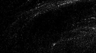 Kozmik parlak toz siyah arka planda akıntıda. Hareket. Güzel hareket eden kozmik toz akıntısı. Güzel parlak parçacıklar kozmik akıntıda yavaşça hareket ediyor.
