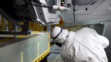 Arabalı servis merkezi. Sahne. Özel işçiler arabanın tüm detaylarını çarpıtıp en iyilerini toplar, yenilerini ve daha iyilerini seçerler..