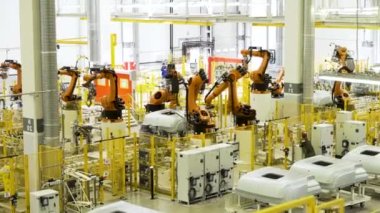 Moskova - Rusya, 01.14.2022: otomobil fabrikası, modern otomobil üretimi. Sahne. Robotlar iş başında, otomatikleştirilmiş üretim hattında süreç oluşturuyorlar.