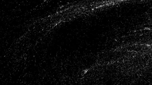 Kosmischer Glanzstaub im Strom auf schwarzem Hintergrund. Bewegung. Schöner Strom bewegten kosmischen Staubs. Schöne glänzende Teilchen bewegen sich langsam im kosmischen Strom — Stockvideo