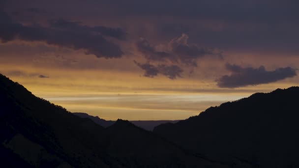 Céu dramático durante o pôr-do-sol acima dos Alpes, Suíça. Acção. Fundo natural de tirar o fôlego com as colinas escondidas na sombra e belo céu. — Vídeo de Stock