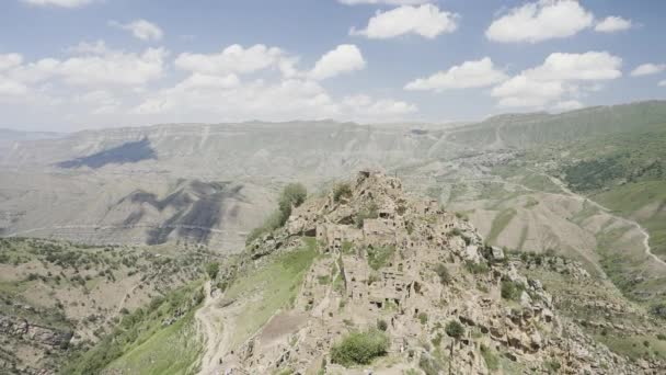 Vista panorâmica. Acção. Bela vista de verão das montanhas com vegetação verde sobre um céu claro azul brilhante. — Vídeo de Stock