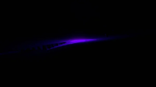 Предыстория. Дизайн. Черный фон и комета в фиолетовом, которая падает на задний план. — стоковое фото