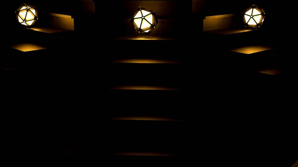 Sötét háttér. Tervezés. Három lépcső fény nélkül, három ragyogó zöld és sárga golyóval, melyek legurulnak és leesnek. . — Stock Fotó