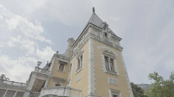 Dolní pohled na starý venkovský palác. Akce. Krásná architektura venkovského sídla ve stylu evropských hradů. Malý evropský hrad mimo město v létě — Stock fotografie