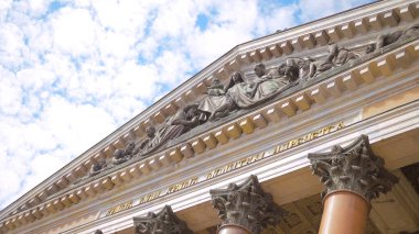 St. Petersburg 'daki katedral sütunlarının alt manzarası. Başla. Eski katedralin pedikürleri ve sütunları üzerinde güzel heykeller. Gökyüzünün arka planında sütunları olan görkemli katedral