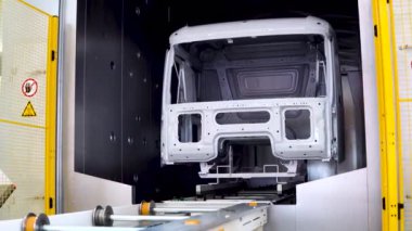 Arabalı servis merkezi. Sahne. Özel işçiler arabanın tüm detaylarını çarpıtıp en iyilerini toplar, yenilerini ve daha iyilerini seçerler..